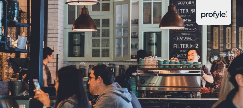 Casual networking event in New York in a cafe